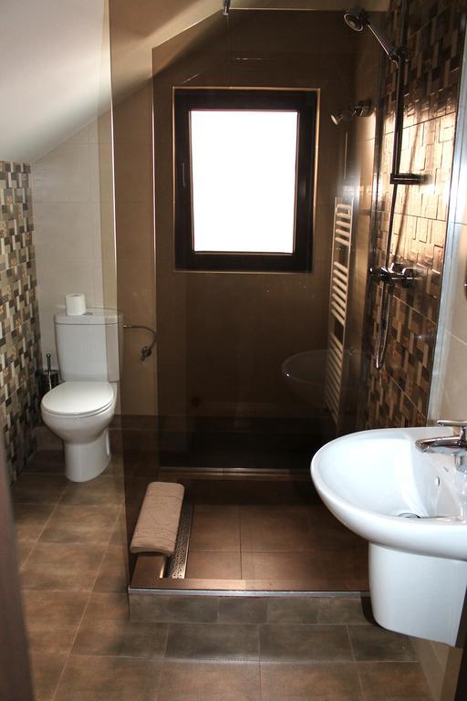 ホテル Casa Caroli Târgu Jiu エクステリア 写真