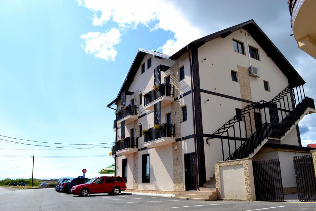 ホテル Casa Caroli Târgu Jiu エクステリア 写真